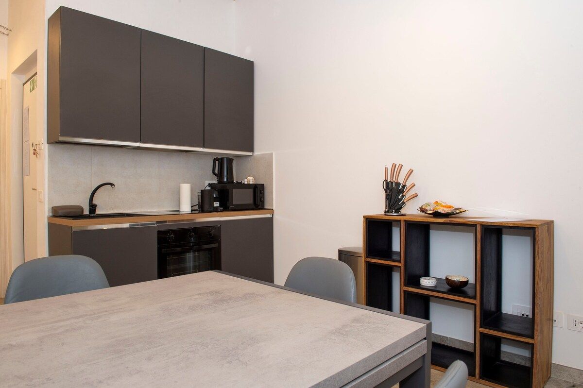 Kitchenette and dining table