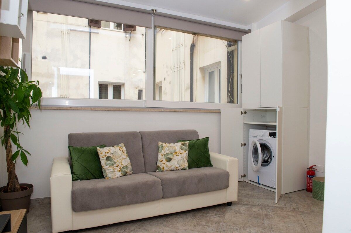 Living room with washing machine cupboard